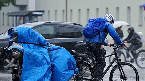 Regenschutz war in M&uuml;nchen am Abend angesagt.