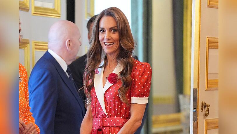 Prinzessin Kate zeigte sich beim Empfang von Cancer Research UK in strahlendem Rot.