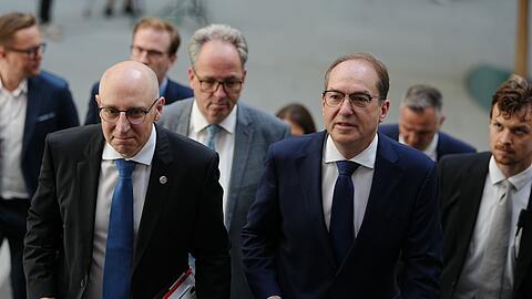 Verfassungsschutz-Chef Selen und Innenminister Dobrindt: Der Verfassungsschutz setzt inzwischen mehr Personal ein, um neben Extremisten auch Agenten fremder M&auml;chte - insbesondere Russlands - im Blick zu behalten. (Archivfoto)
