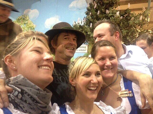 Hosen-Frontmann Campino rockt die Wiesn - sehen Sie hier die besten Bilder aus dem Hacker-Zelt.