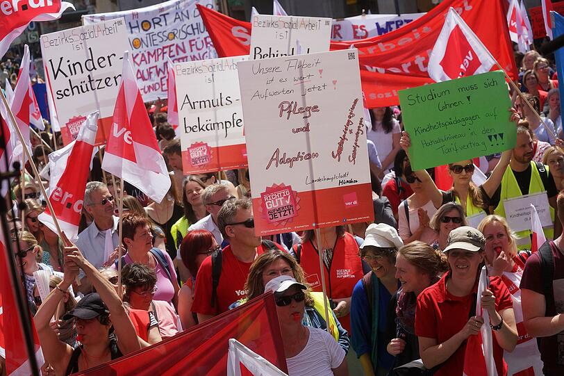 Weitere Bilder der Demonstration der Erzieherinnen und Erzieher am Montag in München
