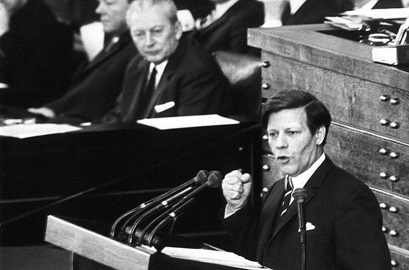 19. März 1969: Verteidigungsminister Helmut Schmidt (SPD) während der Haushaltsdebatte im Bonner Bundestag.
