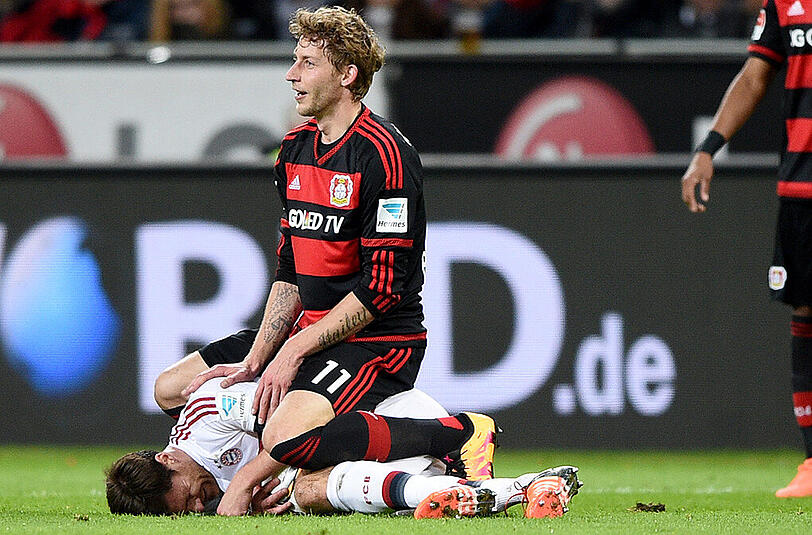 Beste Sicht aufs Geschehen: Leverkusens Stefan Kießling macht es sich auf Münchens Xabi Alonso bequem.