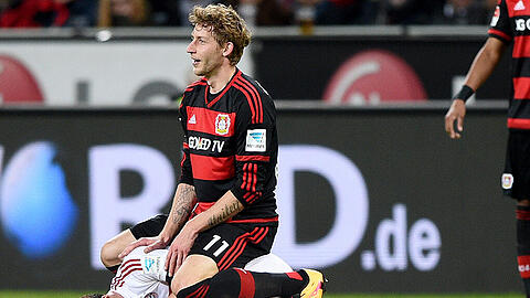 Beste Sicht aufs Geschehen: Leverkusens Stefan Kießling macht es sich auf Münchens Xabi Alonso bequem.
