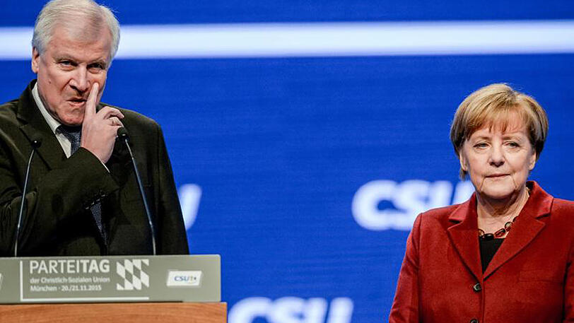 Bundeskanzlerin und CDU-Chefin Angela Merkel genießt bei Anhängern der CSU mehr Vertrauen als der CSU-Vorsitzende Horst Seehofer.