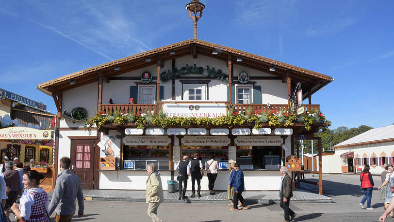 Der Glöckle Wirt befindet sich zwischen dem Paulaner Festzelt und der Schottenhamel-Festhalle. Der Glöckle Wirt befindet sich zwischen dem Paulaner Festzelt und der Schottenhamel-Festhalle.