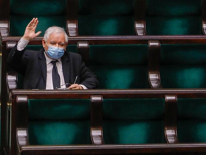 Jaroslaw Kaczynski, Vorsitzender der nationalkonservativen Regierungspartei PiS, hebt während einer Parlamentssitzung.