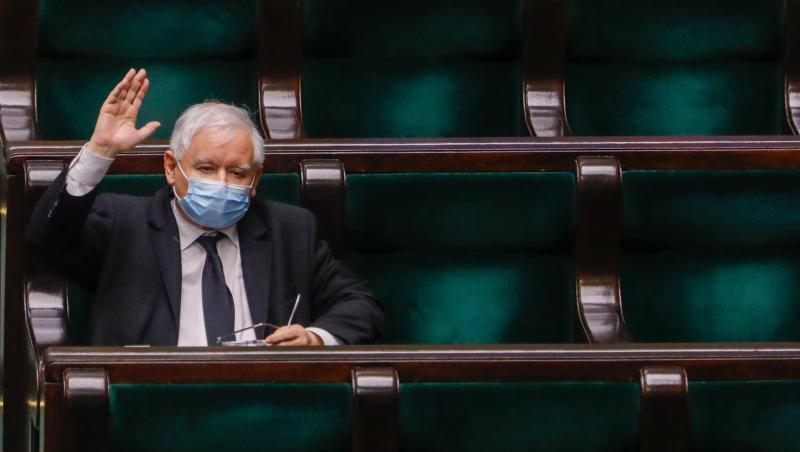 Jaroslaw Kaczynski, Vorsitzender der nationalkonservativen Regierungspartei PiS, hebt während einer Parlamentssitzung. Jaroslaw Kaczynski, Vorsitzender der nationalkonservativen Regierungspartei PiS, hebt während einer Parlamentssitzung.