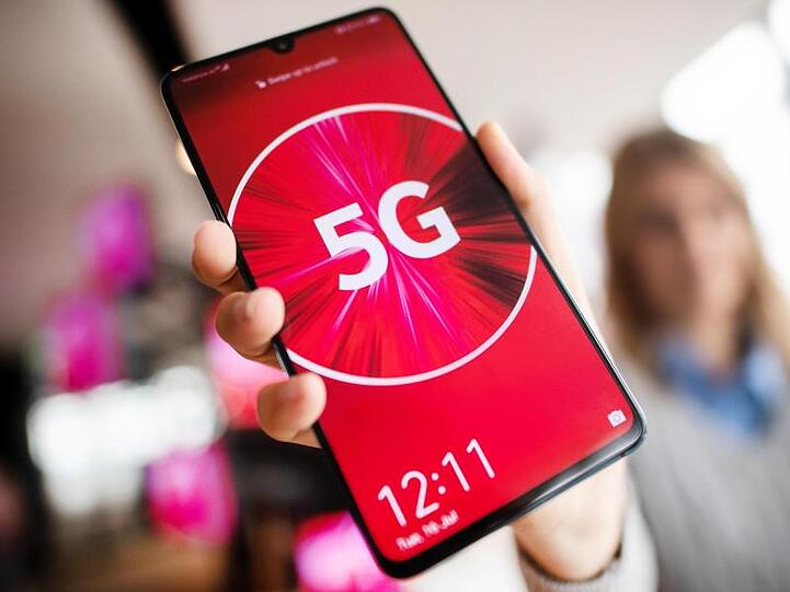Trotzdem blieb Vodafone nicht verschont von den Auswirkungen der Krise. So seien etwa die Umsätze im Roaming um rund 90 Prozent eingebrochen, weil Reisen kaum mehr möglich waren.