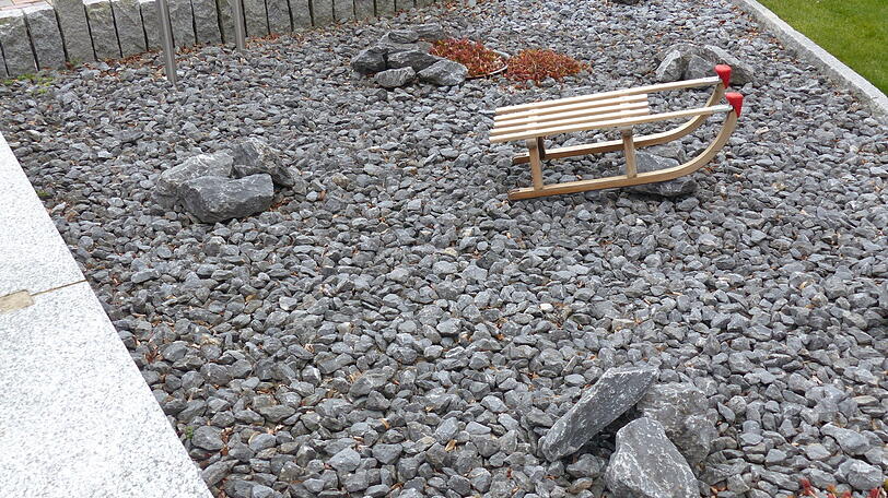 "Okay Kinder, dann machen wir halt einen Schneeengel im Schotter."