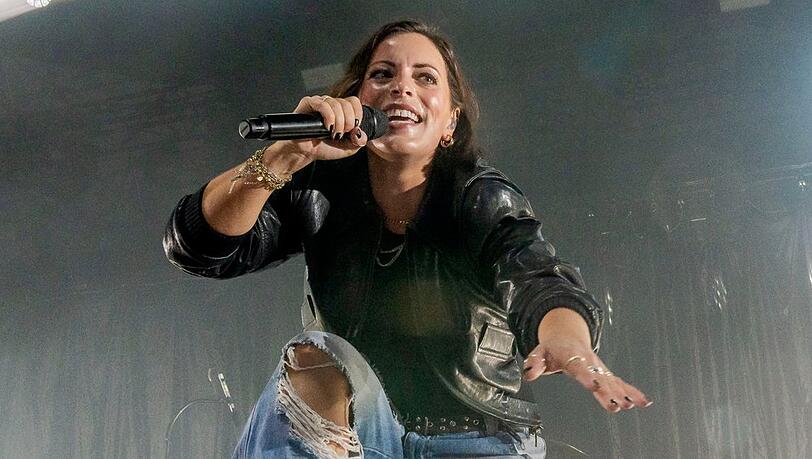 In ihrem Element: Stefanie Kloß von Silbermond liebt es, die Bühne zu rocken - wie hier bei der "Auf auf - Sommer 2024"-Tour in Hannover. In ihrem Element: Stefanie Kloß von Silbermond liebt es, die Bühne zu rocken - wie hier bei der "Auf auf - Sommer 2024"-Tour in Hannover.