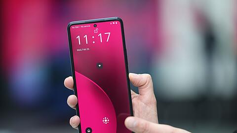 Das neue KI-Phone der Telekom als Prototyp - in einigen Monaten soll es zu kaufen sein.
