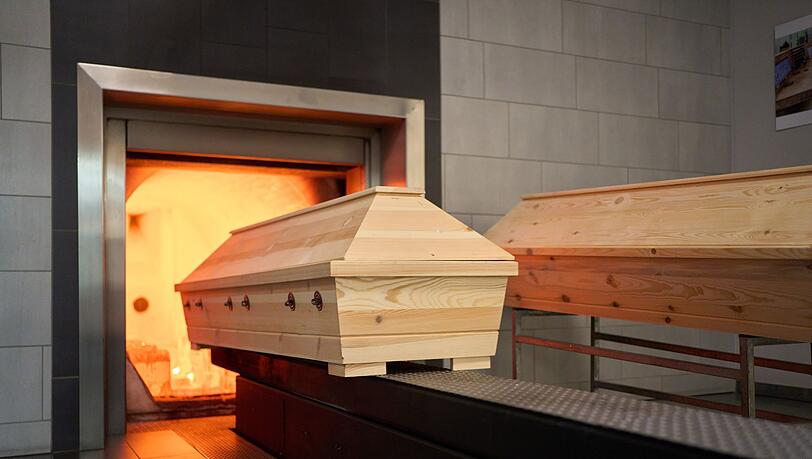 Ein Sarg wird in einem Krematorium verbrannt. (Symbolbild)