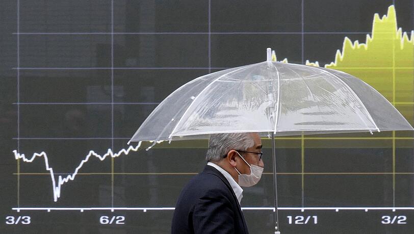 Der japanische Leitindex Nikkei 225 ist mit leichten Kursverlusten in die Handelswoche gestartet. (Archivbild)