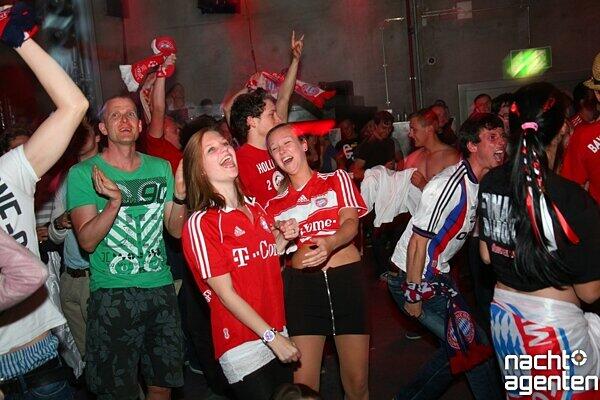 Ein schöner Anblick: Die sexy Bayern-Fans beim Public Viewing im Neuraum. Mehr Bilder gibt's unter www.nachtagenten.de