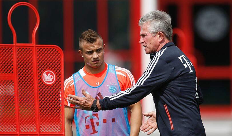 Coach Heynckes redet mit Neuzugang Shaqiri.