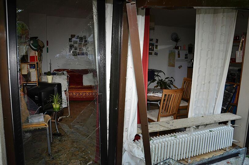 Schwabing am Tag nach der Bombensprengung: Die Spuren der Detonation sind deutlich zu erkennen. Im Laufe des Vormittags werden die Schäden an den Gebäuden der Umgebung erfasst.