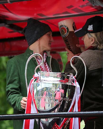 Auf dem Champions-Truck feiern die Bayern-Stars den Triple-Gewinn. Die besten Partypics in der Bilderstrecke zum Durchklicken