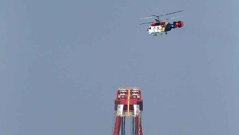 Die Rettungskräfte bergen stündlich neue Tote aus der gesunkenen "Sewol". Bilder von der Bergungsaktion. Die Rettungskräfte bergen stündlich neue Tote aus der gesunkenen "Sewol". Bilder von der Bergungsaktion.