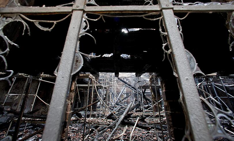 Ein Feuer hat in der Altstadt in Nürnberg gewütet und den Dachstuhl der Kirche St. Martha völlig zerstört. Die Bilder vom Feuer, von den Löscharbeiten und wie das Gebäude jetzt aussieht.