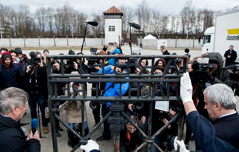 Die Bilder von der Rückkehr des KZ-Tors in Dachau.
