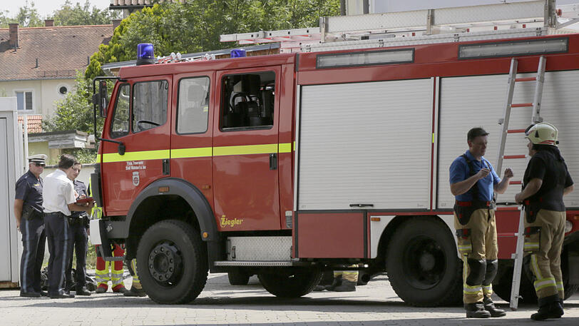 Feuerwehr, Polizei und Kriseninterventionsteam vor Ort: Die Frau wurde an einer Tankstelle in Mühldorf am Inn von ihrem eigenen Auto eingeklemmt und starb. Ihre drei Kinder mussten das Drama mitansehen.