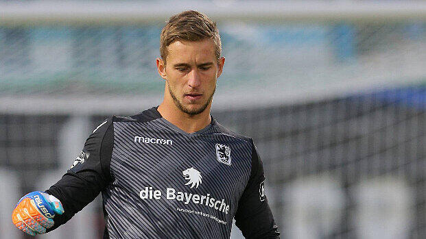 MARCO HILLER - NOTE 1: Verhinderter Derby-Held. Souverän bei gegnerischen Standards, mit der ein oder anderen Parade und dem Doppel-Monster-Reflex beim Elfmeter. Auch vor dem 1:1 bärenstark und doch überwunden. Verdiente "Marco-Hiller"-Sprechchöre.
