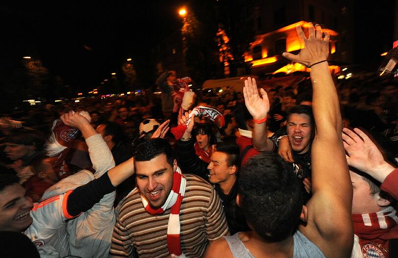 So ausgelassen feiern die Fans auf der Leopoldstraße den Bayern-Sieg. Die Bilder