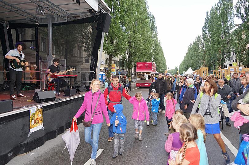 Dem Regen zum Trotz: Unter dem Motto &bdquo;Miteinander Füreinander&ldquo; genossen die Münchner am Samstag Musik, Theater, Literatur, Tanz und Diskussionen auf der Feiermeile.