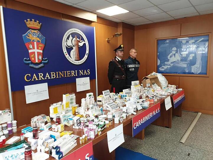 Italienische Carabinieri präsentieren beschlagnahmte Dopingmittel.