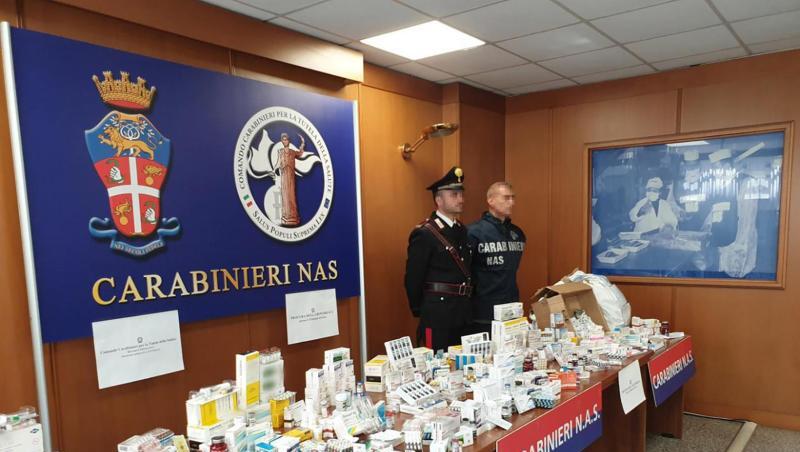 Italienische Carabinieri präsentieren beschlagnahmte Dopingmittel. Italienische Carabinieri präsentieren beschlagnahmte Dopingmittel.