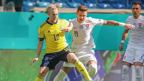 Schwedens Emil Forsberg (l) kämpft mit dem Slowaken Juraj Kucka um den Ball.