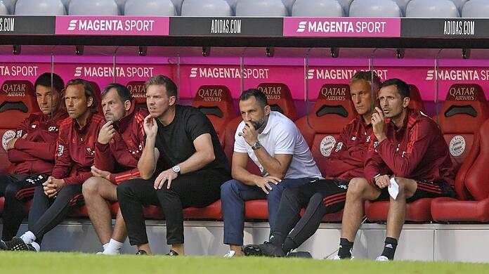 Fragende Gesichter auf der Bank des FC Bayern: Trainer Julian Nagelsmann (M.) und Sportvorstand Hasan Salihamidzic (3.v.r.) setzen nun auf die Rückkehr der EM-Fahrer.