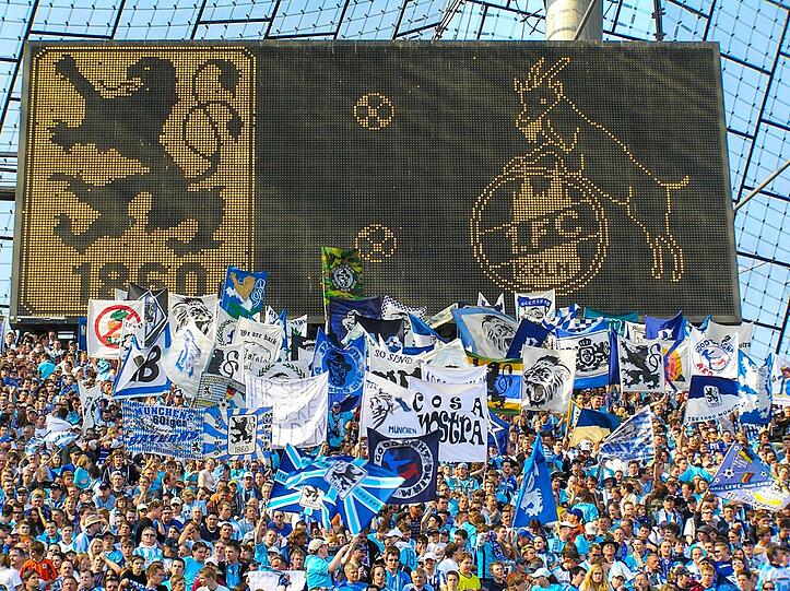 Das waren Zeiten: Doppelhalter in der Nordkurve des Olympiastadions.