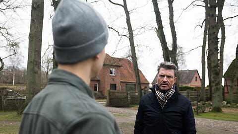 "Rote Rosen": Ralf (r.) begegnet überraschend seinem Sohn Marvin.