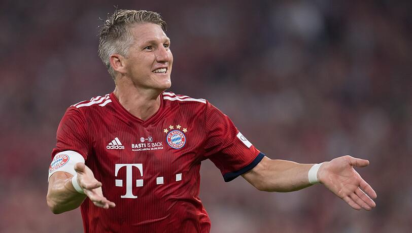 Bastian Schweinsteiger breitet die Arme aus.
