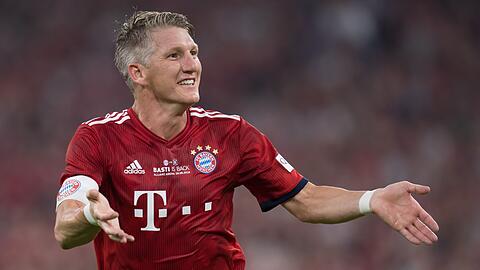 Bastian Schweinsteiger breitet die Arme aus.