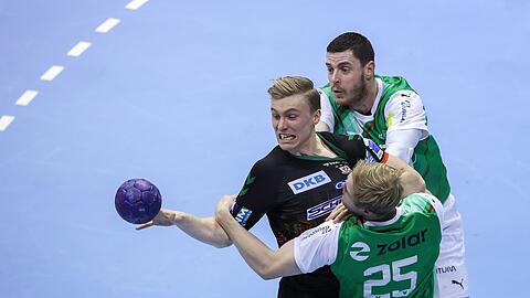 Gisli Kristjansson (l) und der SC Magdeburg setzten sich gegen die Füchse durch.