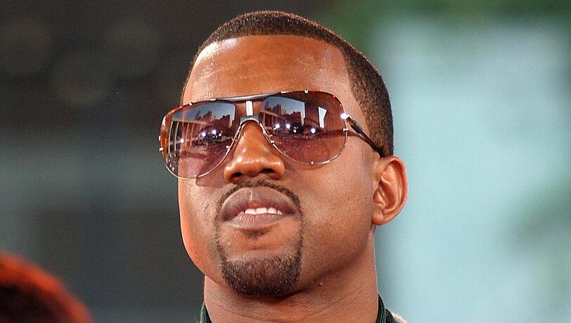 Gegen Rapper Kanye West gibt es immer wieder schwere Vorwürfe. Nun hat auch seine frühere persönliche Assistentin Klage eingereicht.