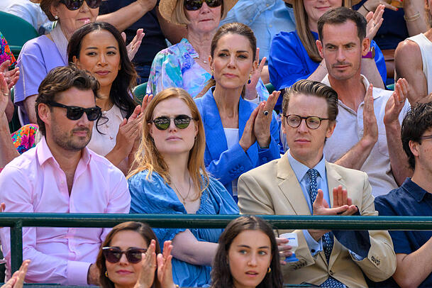 Am 2. Juli sah sich Prinzessin Kate ein Match in Wimbledon an. Um ihre Sicherheit schien sie nicht besorgt zu sein. Am 2. Juli sah sich Prinzessin Kate ein Match in Wimbledon an. Um ihre Sicherheit schien sie nicht besorgt zu sein.