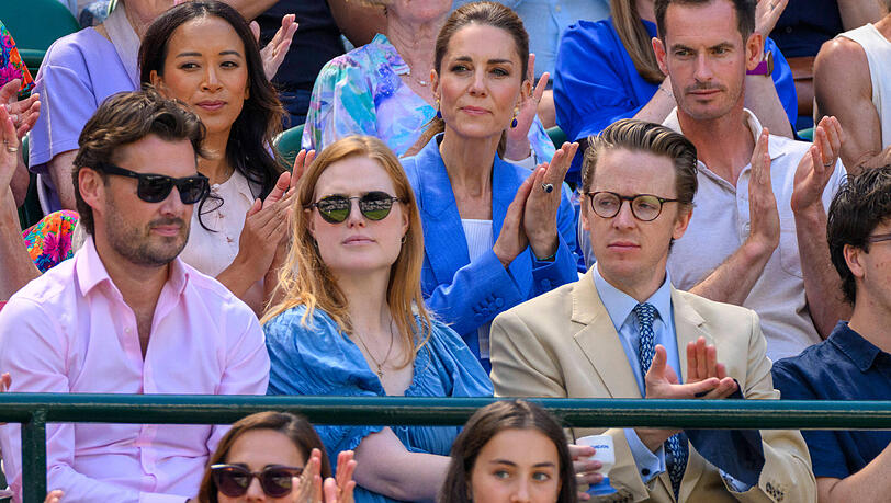 Am 2. Juli sah sich Prinzessin Kate ein Match in Wimbledon an. Um ihre Sicherheit schien sie nicht besorgt zu sein. Am 2. Juli sah sich Prinzessin Kate ein Match in Wimbledon an. Um ihre Sicherheit schien sie nicht besorgt zu sein.