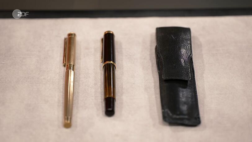 Ein Pelikan-Füller mit 585er Gold und einer von Montblanc mit 750er Gold: Dafür erhofften sich die Freunde Mara und Nico stolze 800 Euro. Detlev Kümmel bremste auf maximal 250. Daniel Meyer bezahlte weniger als den Preiswunsch, aber mehr als die Expertise: 325 Euro. Ein Pelikan-Füller mit 585er Gold und einer von Montblanc mit 750er Gold: Dafür erhofften sich die Freunde Mara und Nico stolze 800 Euro. Detlev Kümmel bremste auf maximal 250. Daniel Meyer bezahlte weniger als den Preiswunsch, aber mehr als die Expertise: 325 Euro.
