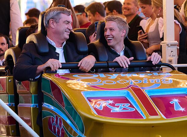 Hatten gemeinsam Spa&szlig; in der Achterbahn: Bayerns Ministerpr&auml;sident Markus S&ouml;der (CSU/l) und M&uuml;nchens Oberb&uuml;rgermeister Dominik Krause (B&uuml;ndnis 90/Die Gr&uuml;nen)