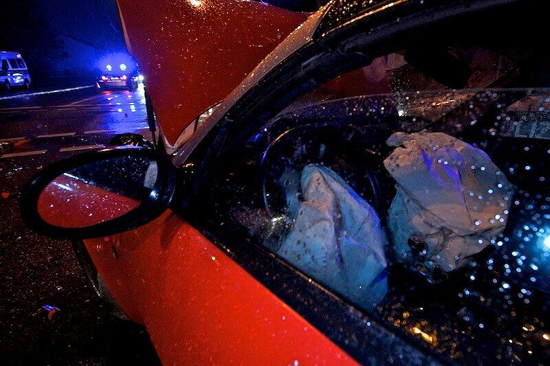 Am Freitag Abend hat sich ein Unfall auf der Kreuzung zwischen der Boschetsrieder und der Höglwörtherstraße zugetragen. Ein Auto ist möglicherweise bei "Spätgelb" über die Kreuzung gefahren, woraufhin ein Abbieger frontal mit dem Auto zusammenstieß.