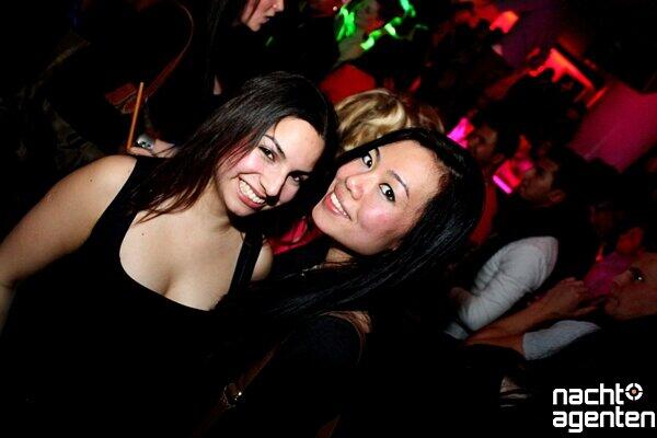 Schöne Frauen bei "Garden & Restaurant" im Crown's Club. Mehr Bilder unter: www.nachtagenten.de