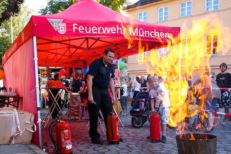Isarinselfest: 
Die Qual der Wahl unter den vielen Angeboten hatten die vielen Besucher am ersten Septemberwochenende auf dem Isarinselfest. Auch die Münchner Feuerwehr beteiligte sich mit einem starken Kräfteaufgebot an der Veranstaltung.