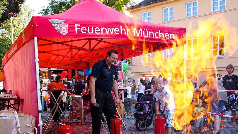 Isarinselfest:
Die Qual der Wahl unter den vielen Angeboten hatten die vielen Besucher am ersten Septemberwochenende auf dem Isarinselfest. Auch die Münchner Feuerwehr beteiligte sich mit einem starken Kräfteaufgebot an der Veranstaltung. Isarinselfest:
Die Qual der Wahl unter den vielen Angeboten hatten die vielen Besucher am ersten Septemberwochenende auf dem Isarinselfest. Auch die Münchner Feuerwehr beteiligte sich mit einem starken Kräfteaufgebot an der Veranstaltung.