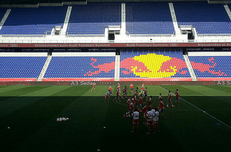 Der FC Bayern München beim ersten Training in der Red-Bull-Arena. Viele Fans und Journalisten haben den Rekordmeister dabei beobachet.