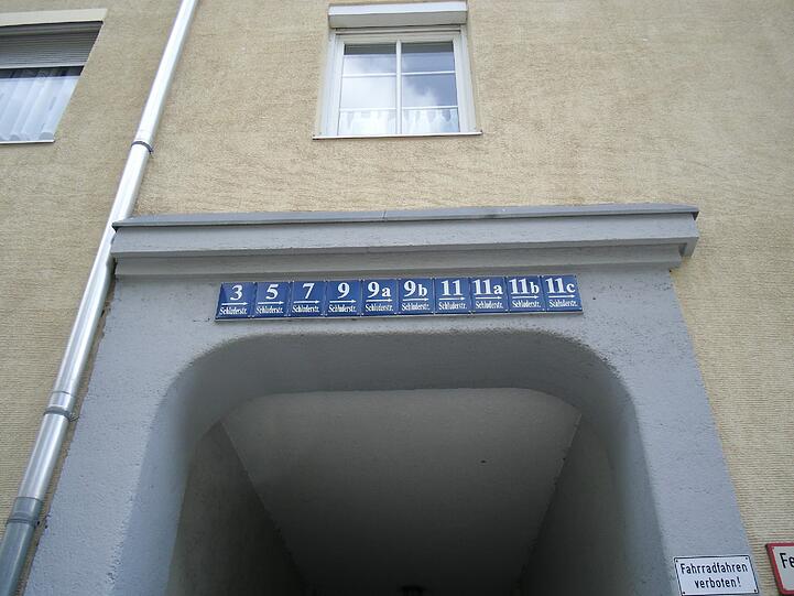 ... hier sind gleich zehn Hausnummern auf einen Schlag. Ganz schön viel für eine Einfahrt.