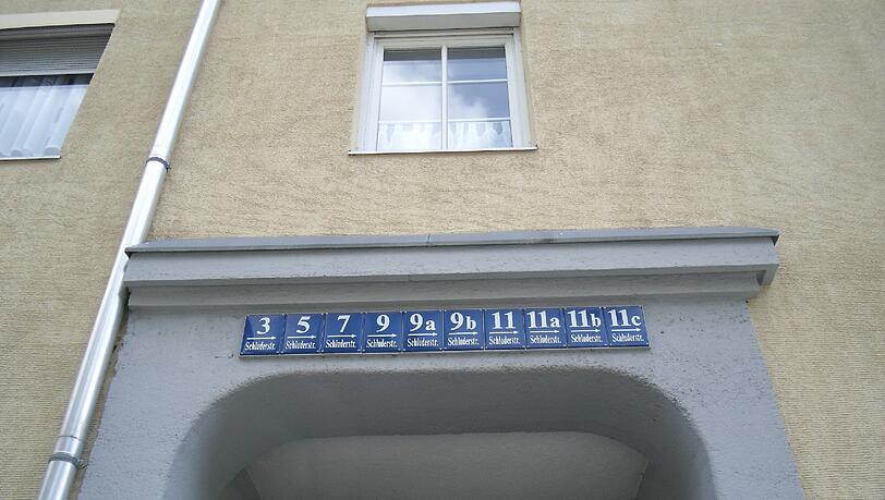 ... hier sind gleich zehn Hausnummern auf einen Schlag. Ganz schön viel für eine Einfahrt.